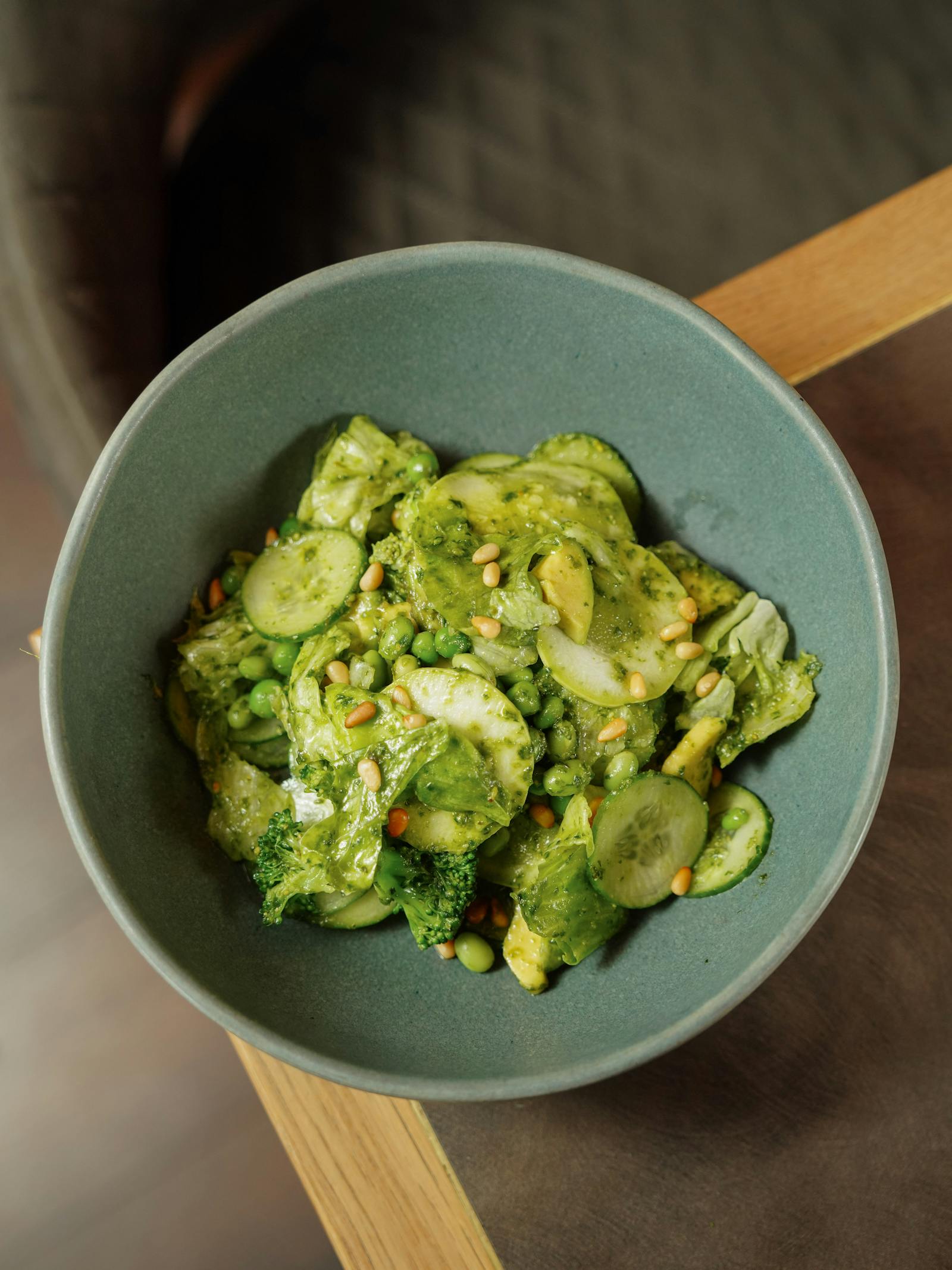 Grønn salat med agurk, erter og brokkoli